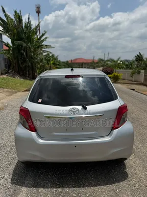 Toyota Vitz 2013 Silver