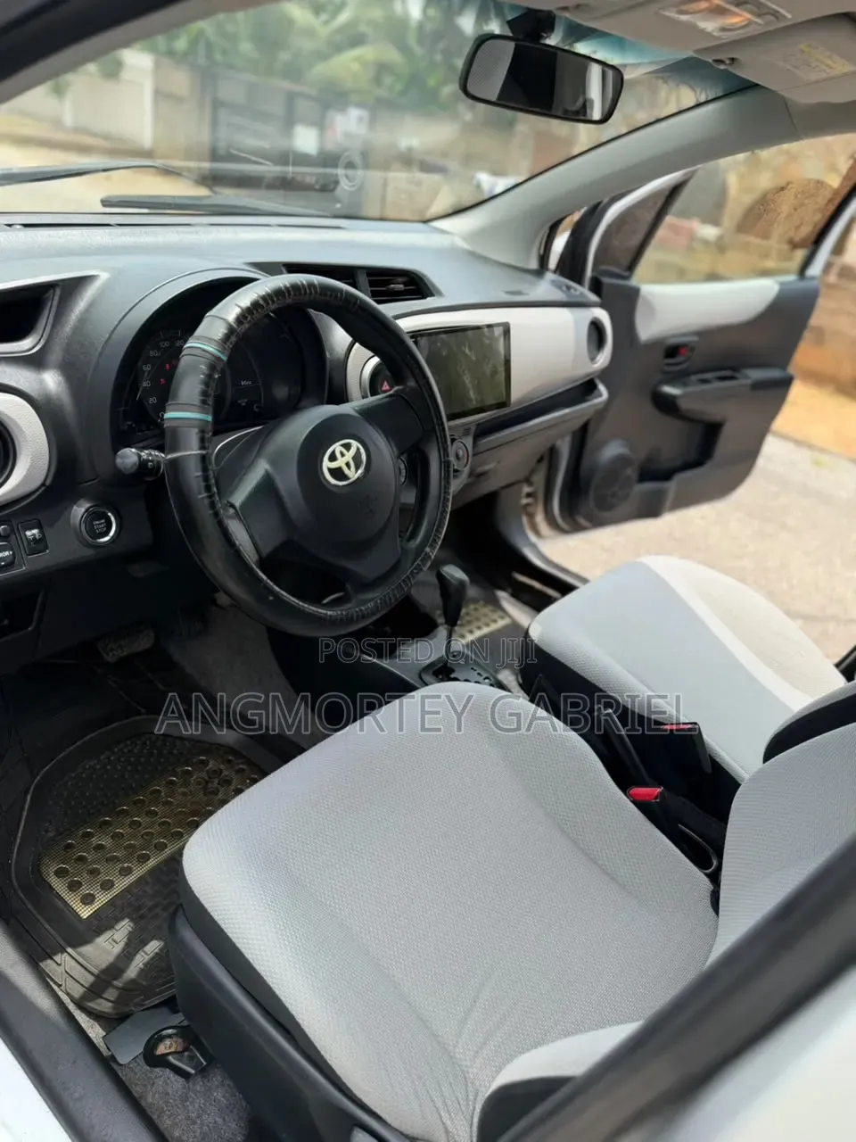 Toyota Vitz 2013 Silver