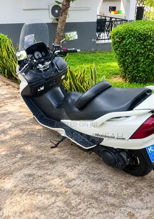 Suzuki Burgman 2024 White