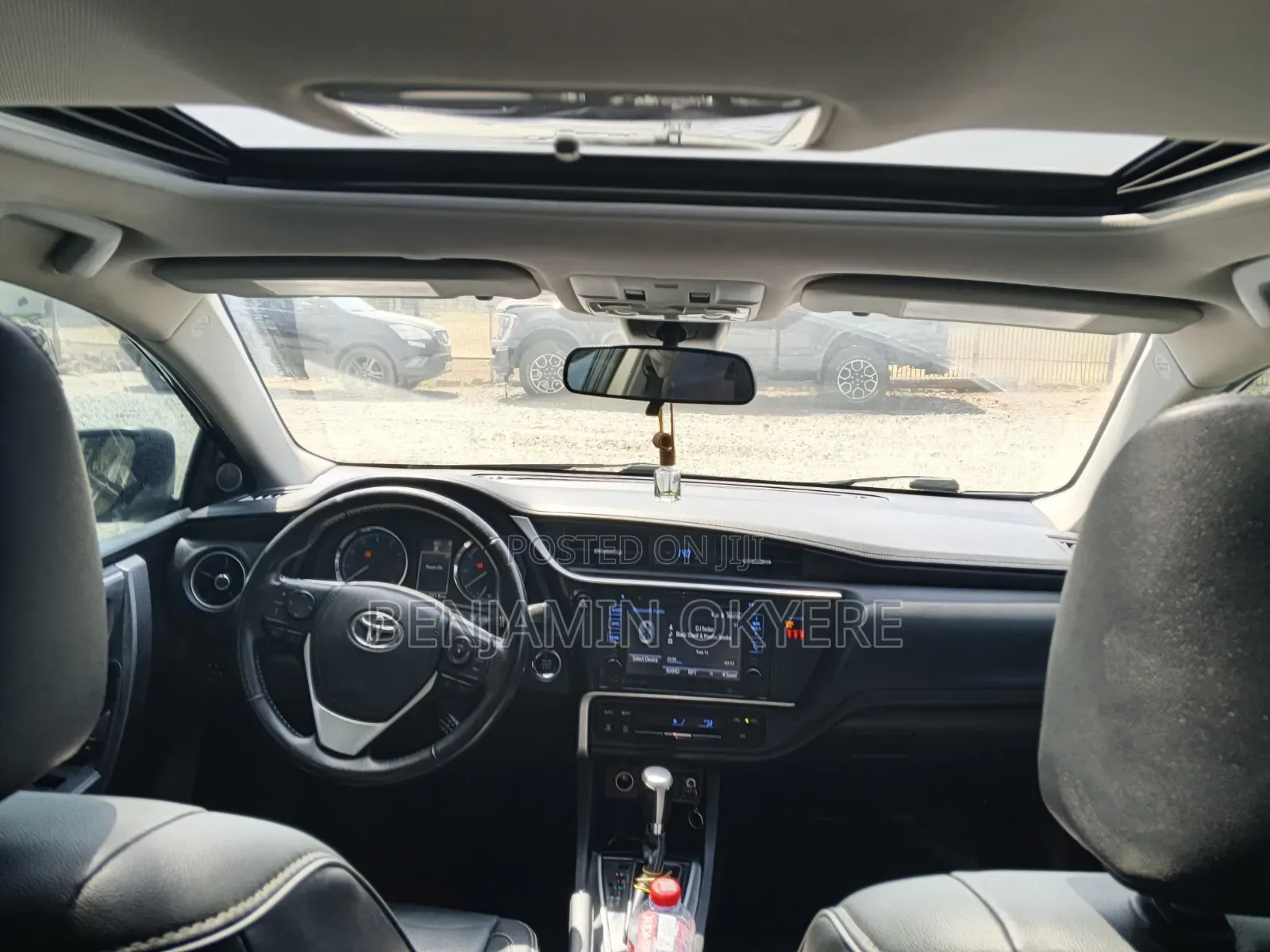 Toyota Corolla XLE (1.8L 4cyl 2A) 2019 Gray