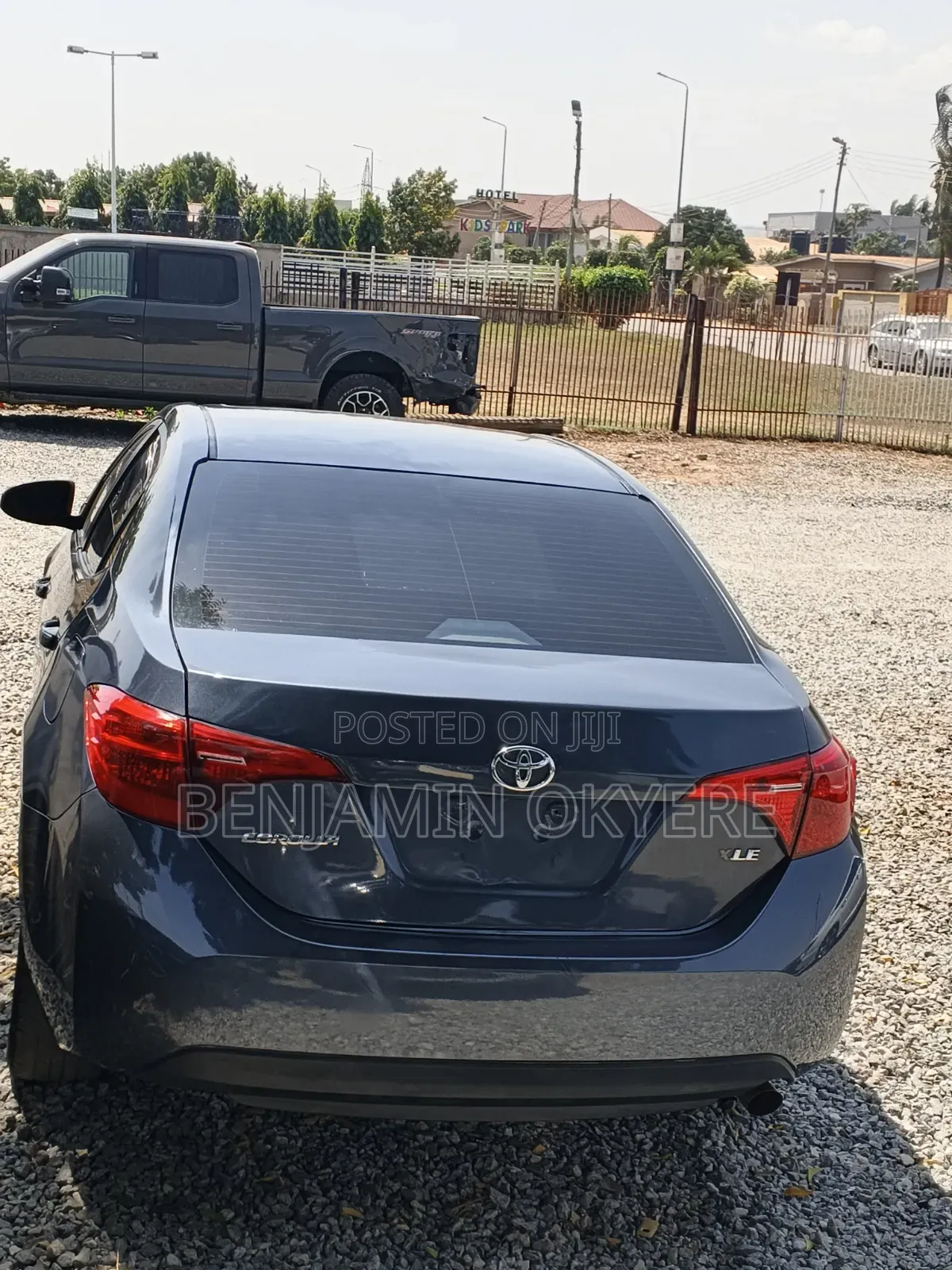 Toyota Corolla XLE (1.8L 4cyl 2A) 2019 Gray
