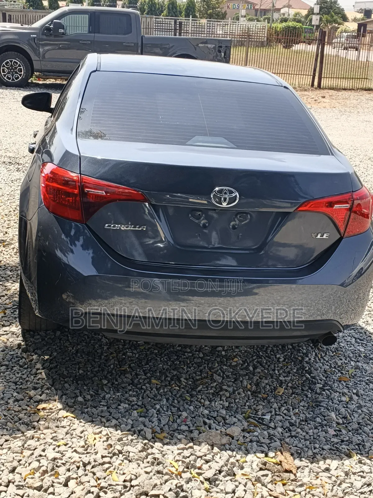 Toyota Corolla XLE (1.8L 4cyl 2A) 2019 Gray