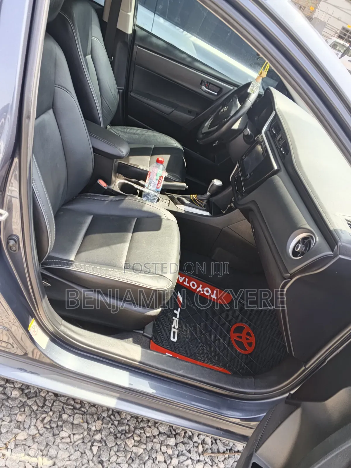 Toyota Corolla XLE (1.8L 4cyl 2A) 2019 Gray