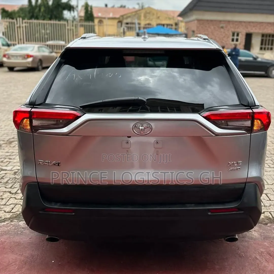 Toyota RAV4 XLE 2021 Silver