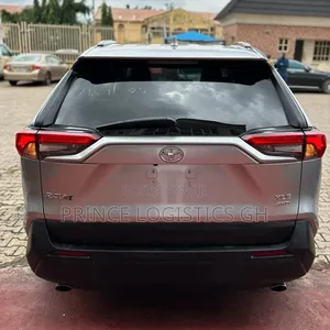 Toyota RAV4 XLE 2021 Silver