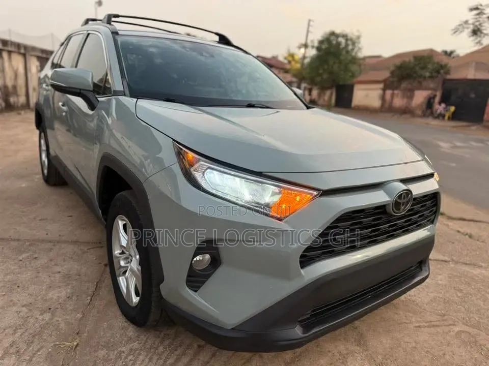 Toyota RAV4 XLE 2021 Pearl