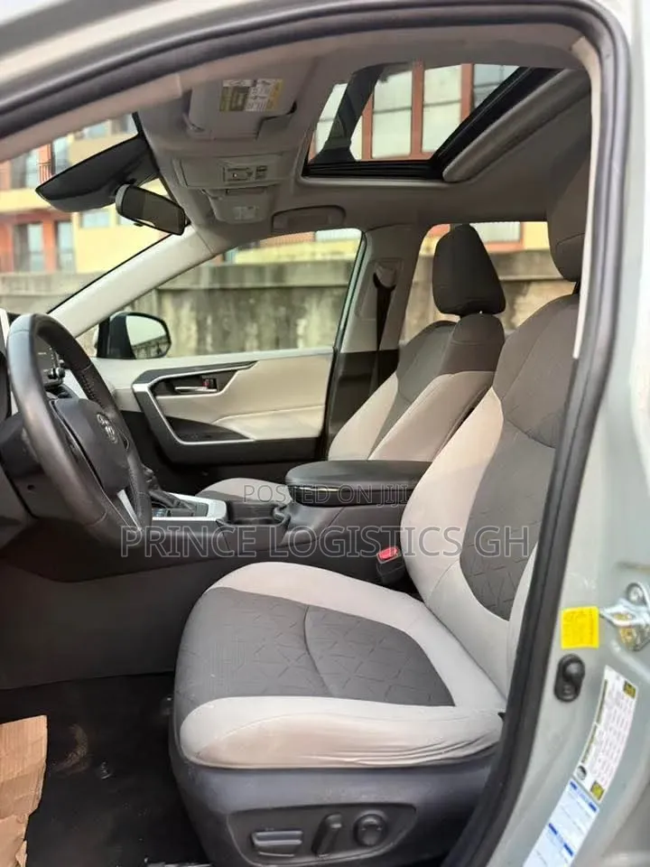 Toyota RAV4 XLE 2021 Pearl