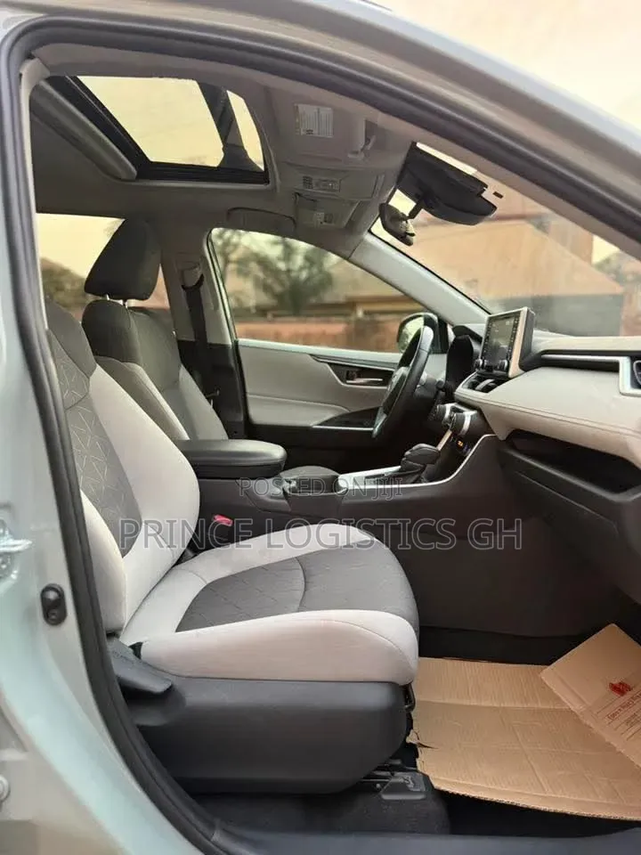 Toyota RAV4 XLE 2021 Pearl