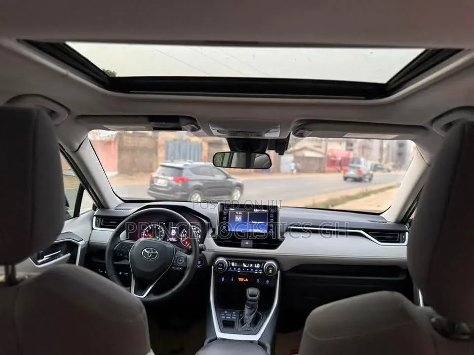 Toyota RAV4 XLE 2021 Pearl