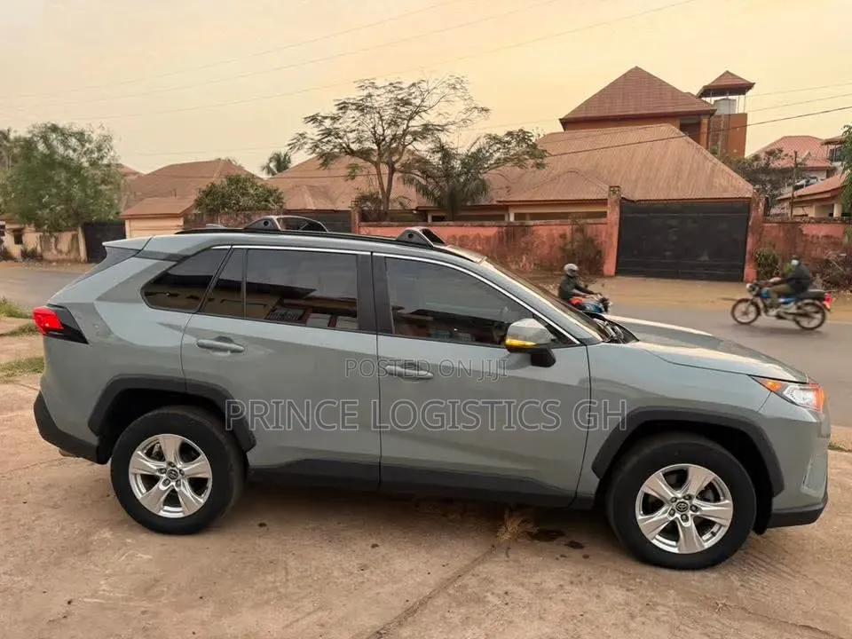 Toyota RAV4 XLE 2021 Pearl