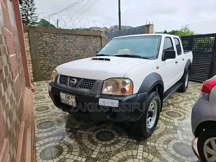 Nissan Hardbody 2021 White