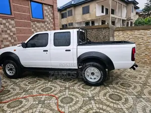 Nissan Hardbody 2021 White