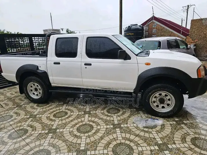 Nissan Hardbody 2021 White