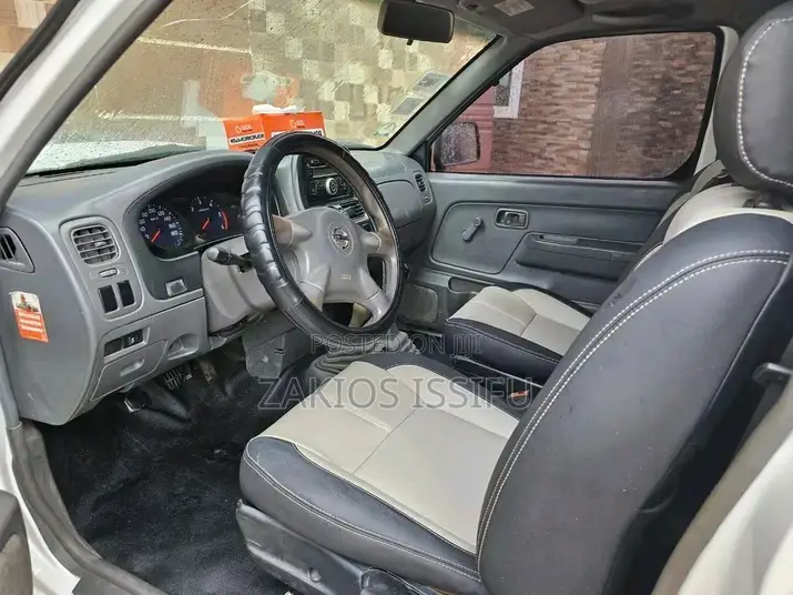 Nissan Hardbody 2021 White
