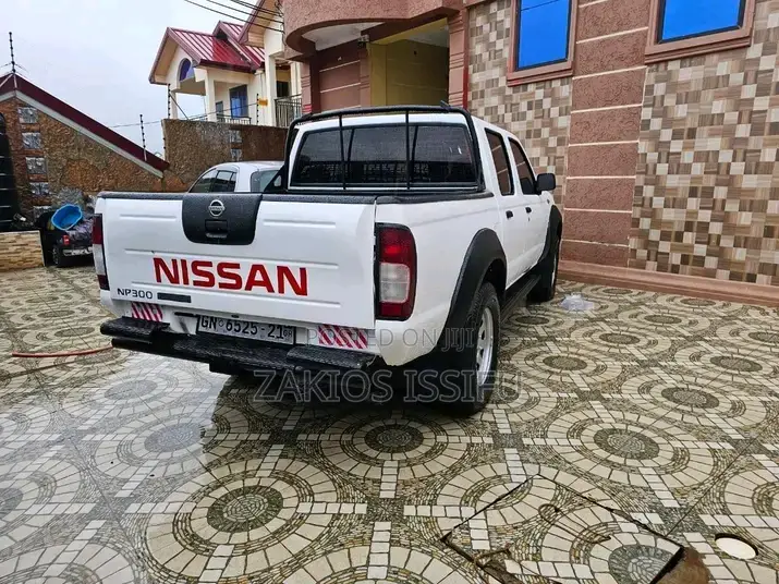 Nissan Hardbody 2021 White