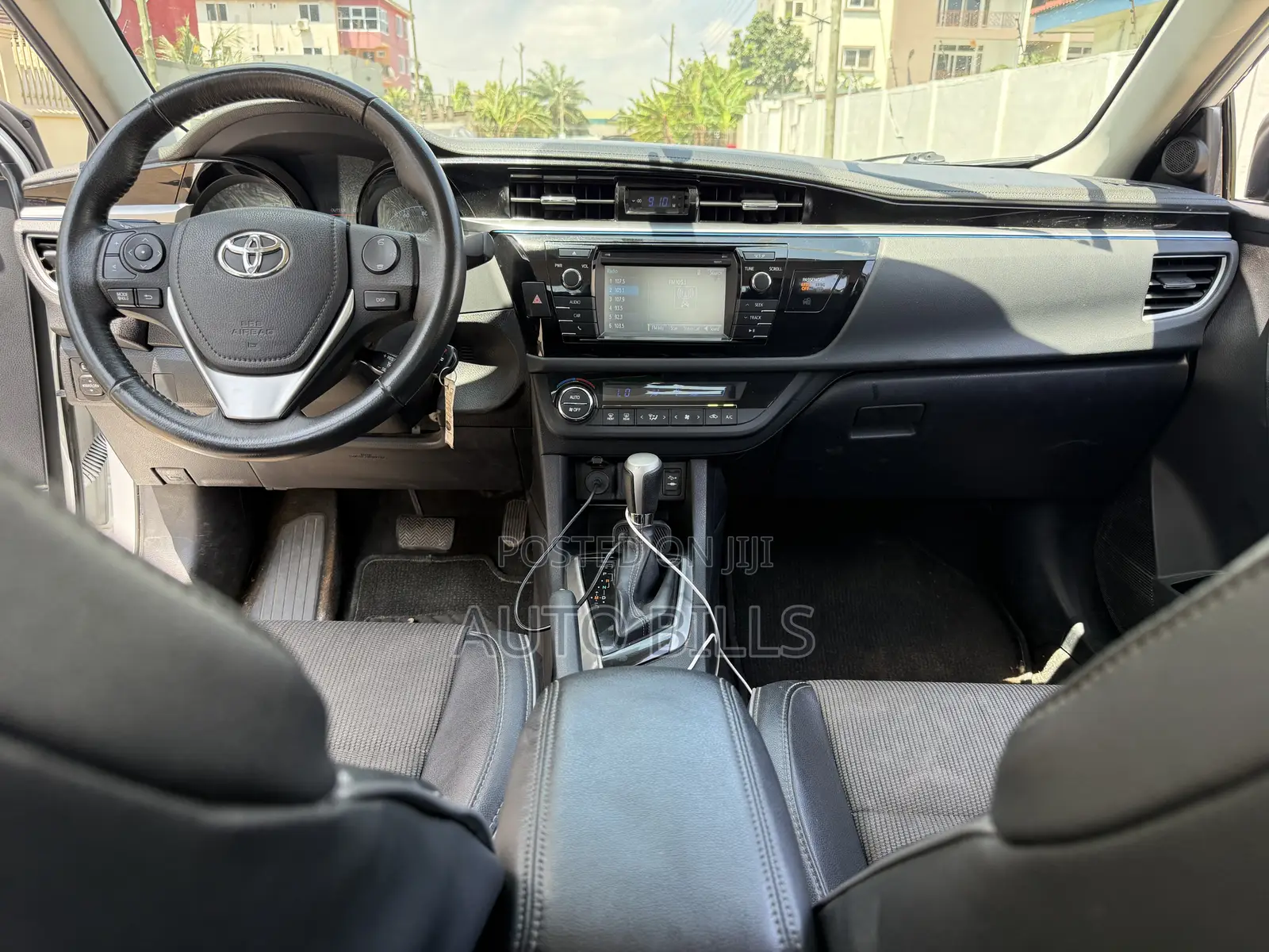 Toyota Corolla LE 4dr Sedan (1.8L 4cyl CVT) 2016 White