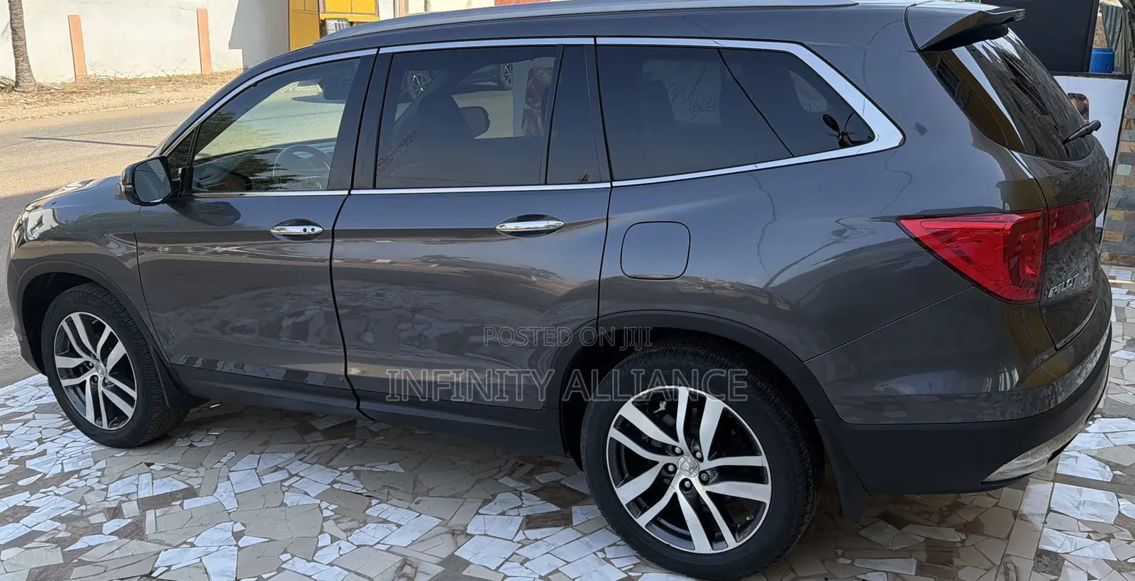 Honda Pilot Touring 4dr SUV 4WD (3.5L 6cyl 9A) 2017 Gray