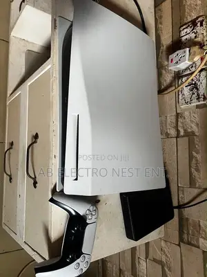 Neat Ps5 With 6 Installed Games Plus One Controller