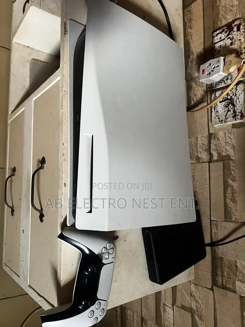 Neat Ps5 With 6 Installed Games Plus One Controller