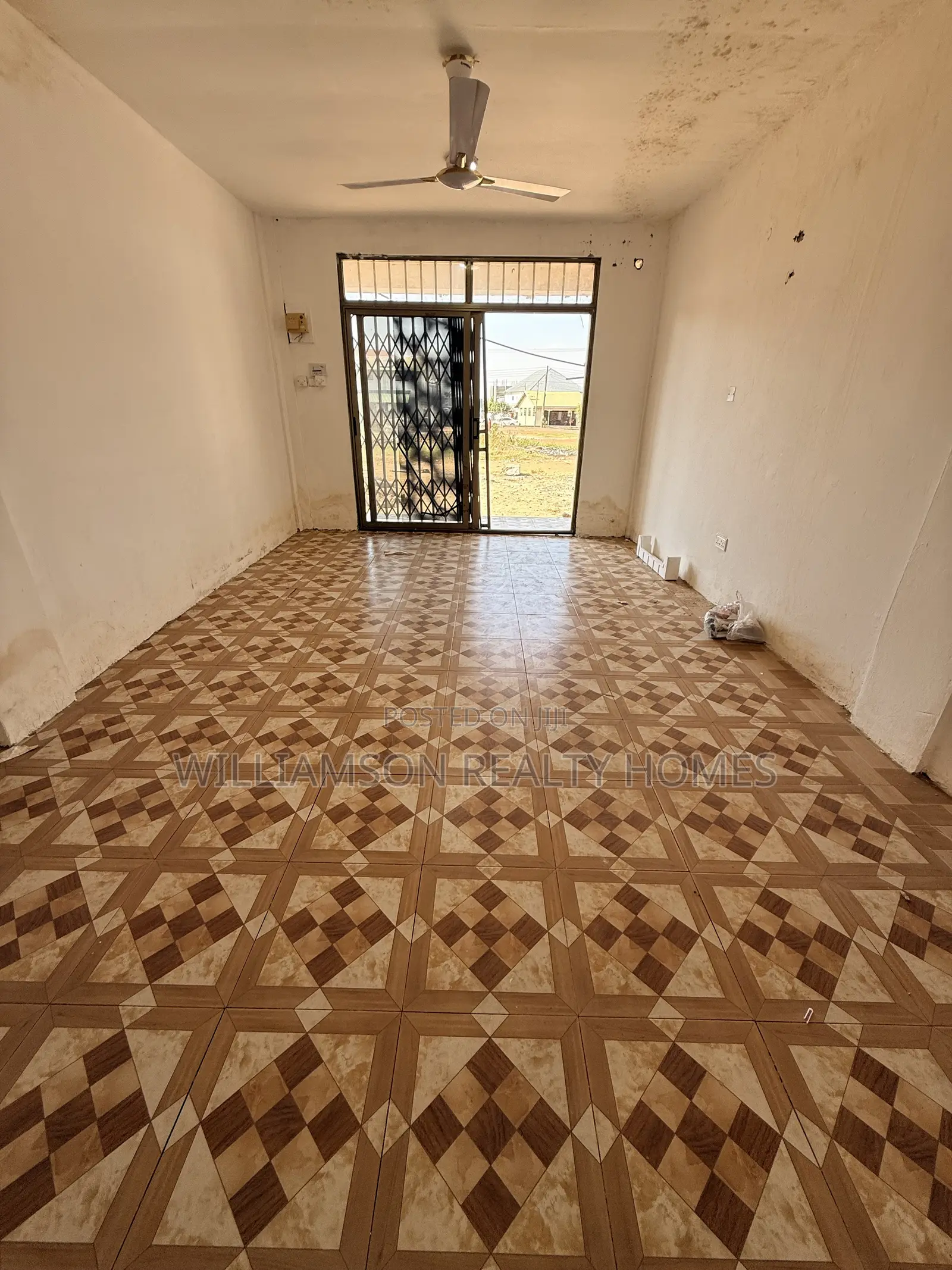 Spacious Downstairs Shop/Store/Office Space for Rent,spintex