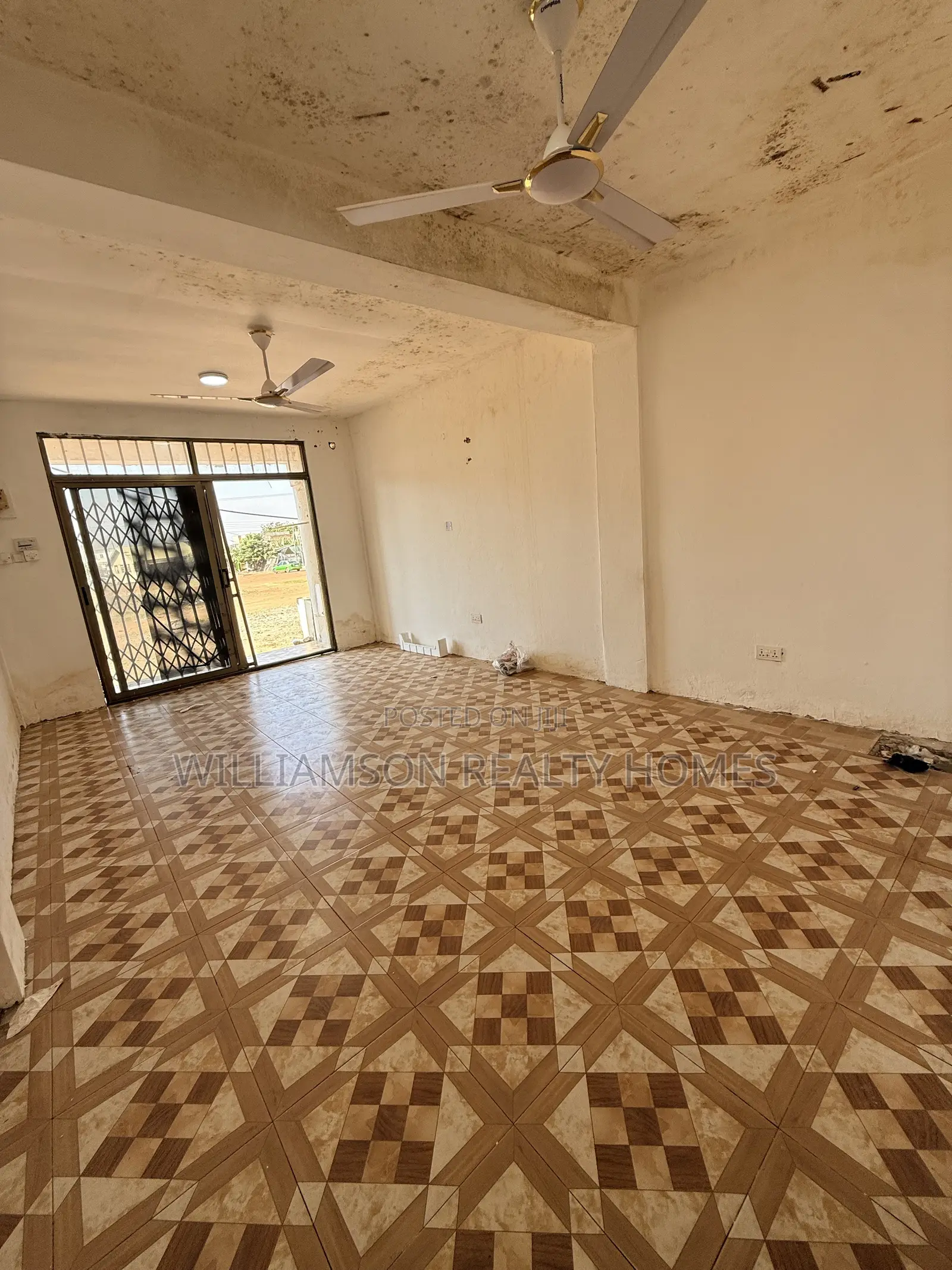 Spacious Downstairs Shop/Store/Office Space for Rent,spintex
