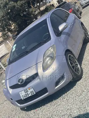 Toyota Vitz 2010 Silver