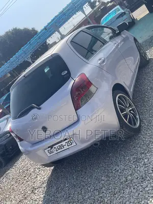 Toyota Vitz 2010 Silver
