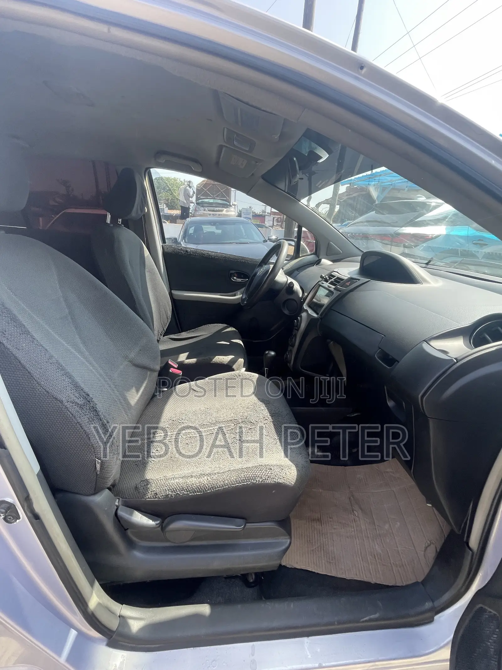 Toyota Vitz 2010 Silver