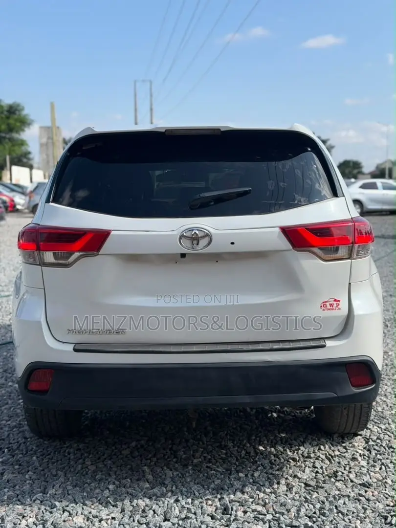 Toyota Highlander LE 2019 White