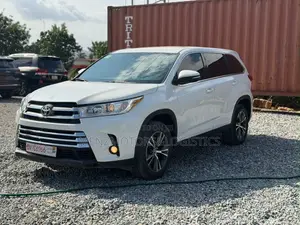 Toyota Highlander LE 2019 White