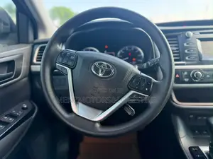 Toyota Highlander LE 2019 White