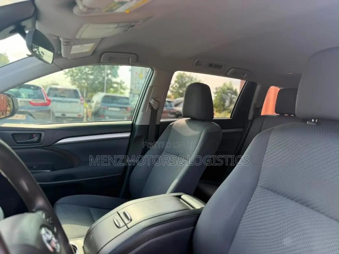 Toyota Highlander LE 2019 White