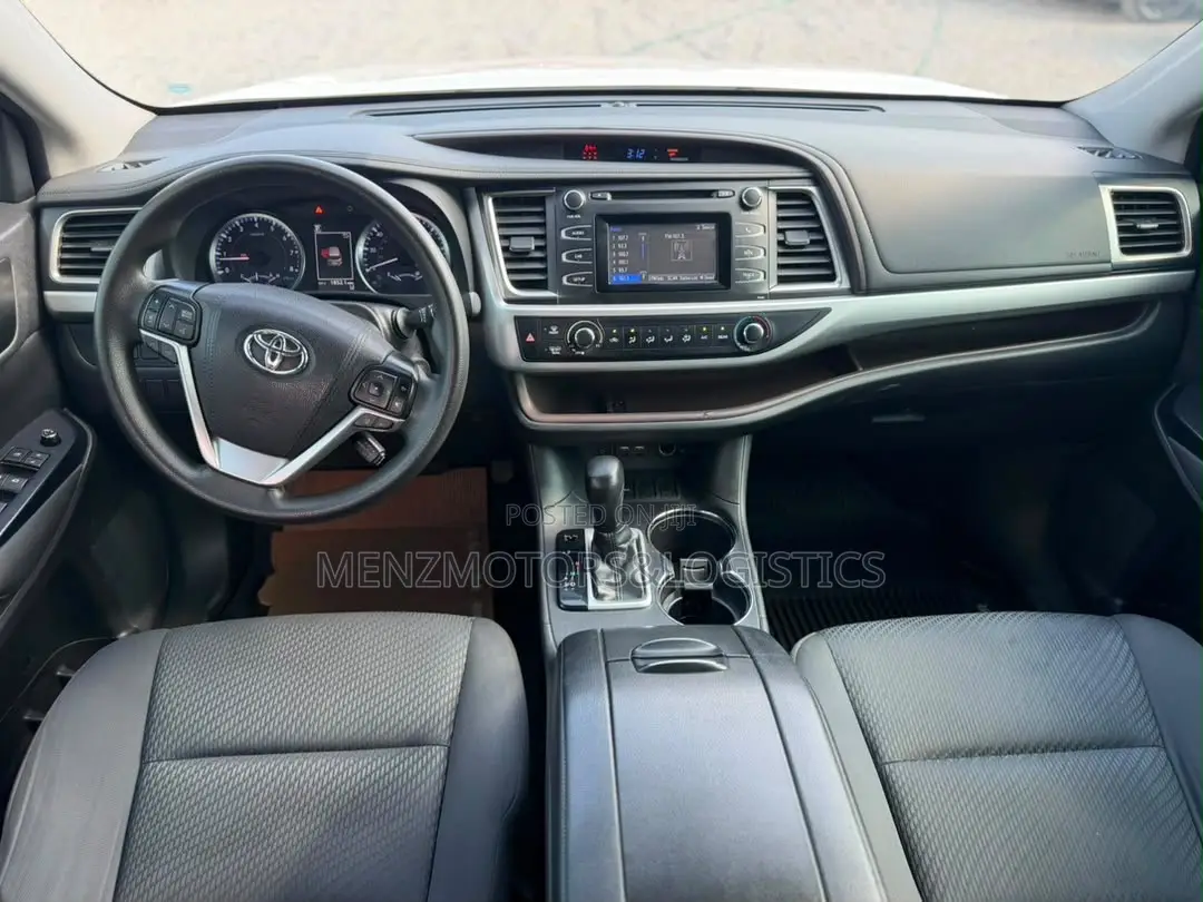 Toyota Highlander LE 2019 White