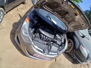 Hyundai Elantra GLS Sedan FWD (1.8L 4cyl 6A) 2013 Silver