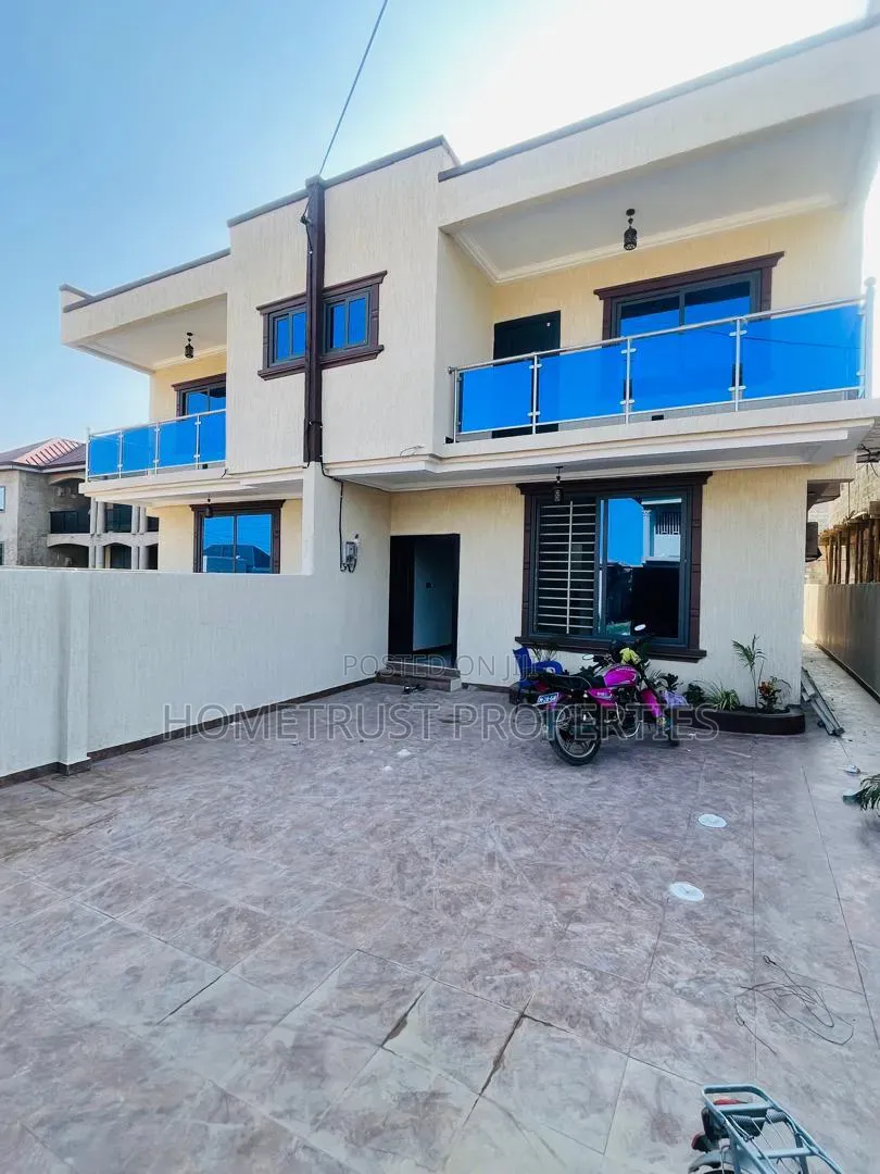 3bdrm Duplex in Kwabenya Acp for sale