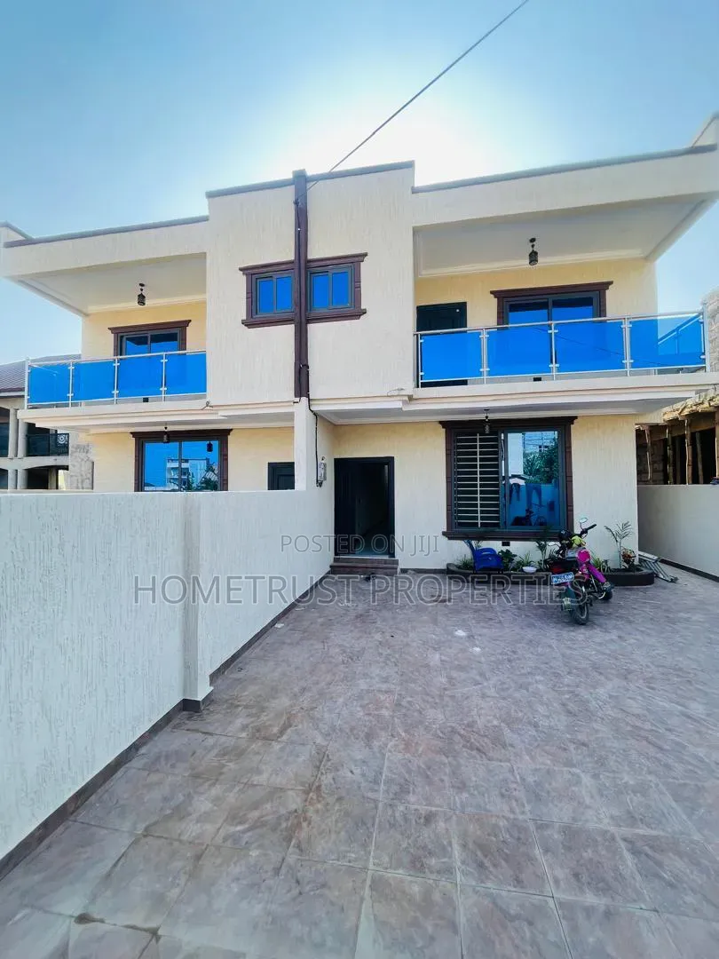 3bdrm Duplex in Kwabenya Acp for sale