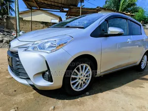 Toyota Vitz 2017 Silver