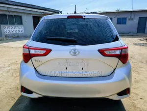 Toyota Vitz 2017 Silver