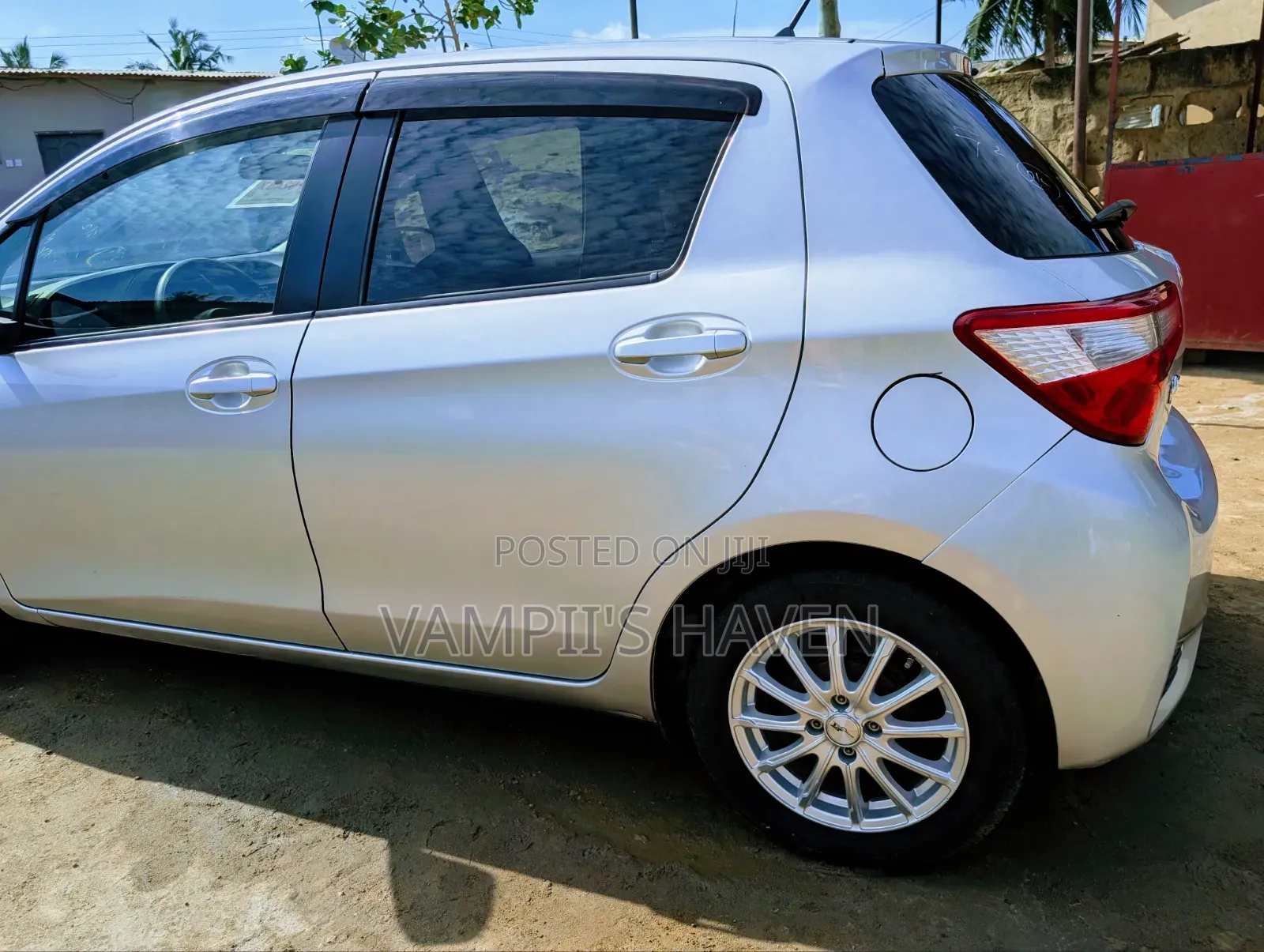 Toyota Vitz 2017 Silver