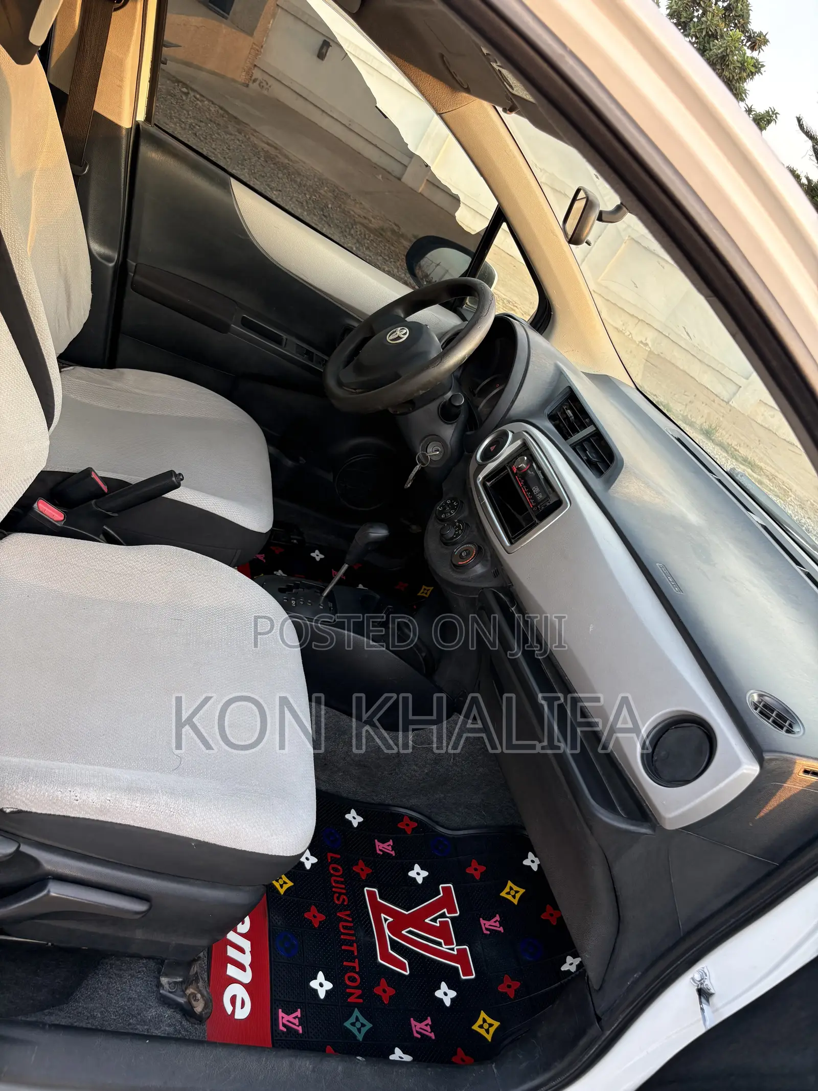 Toyota Vitz 1.3 FWD 5dr 2012 White