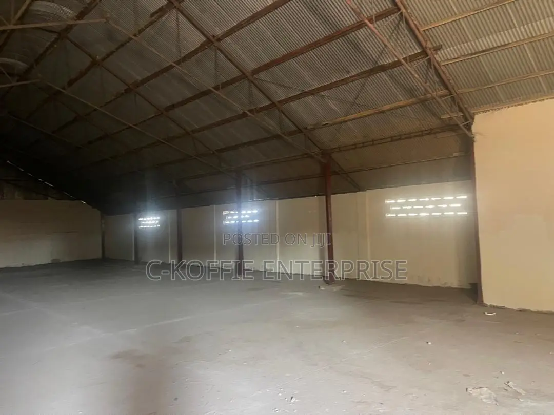 1,220 SQM Warehouse at Circle for Rent