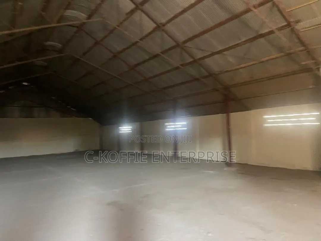 1,220 SQM Warehouse at Circle for Rent