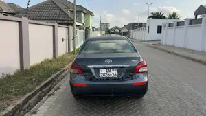 Toyota Yaris Base Sedan 4dr 2010 Gray