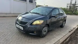 Toyota Yaris Base Sedan 4dr 2010 Gray