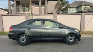 Toyota Yaris Base Sedan 4dr 2010 Gray