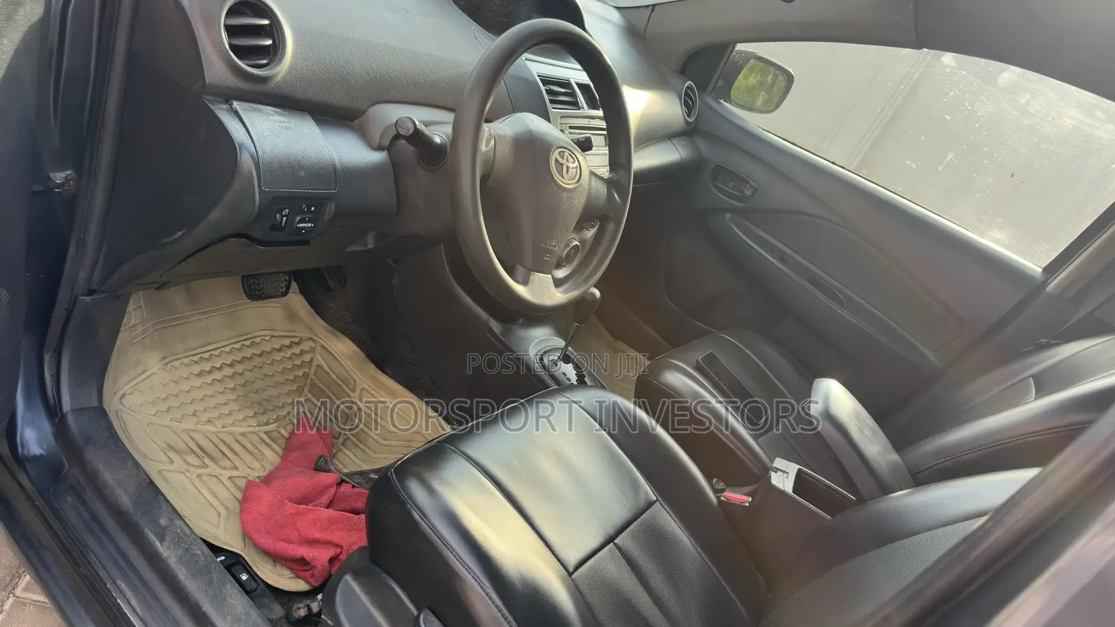 Toyota Yaris Base Sedan 4dr 2010 Gray