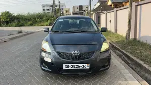 Toyota Yaris Base Sedan 4dr 2010 Gray