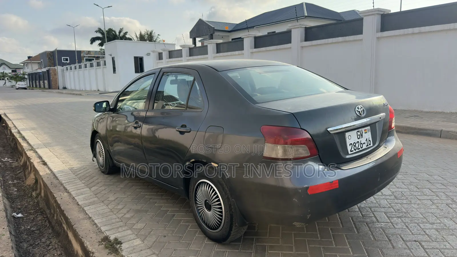 Toyota Yaris Base Sedan 4dr 2010 Gray