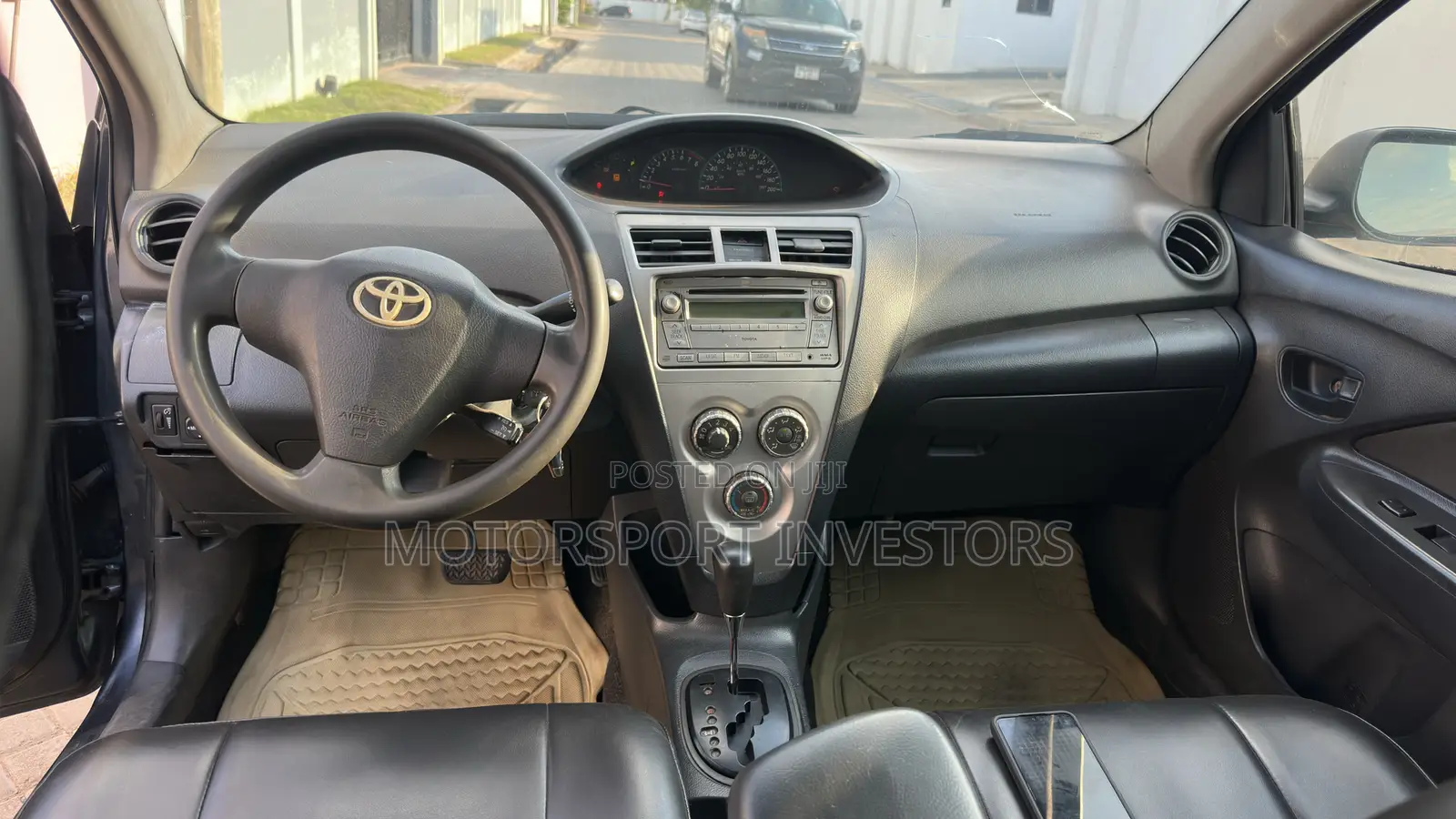 Toyota Yaris Base Sedan 4dr 2010 Gray