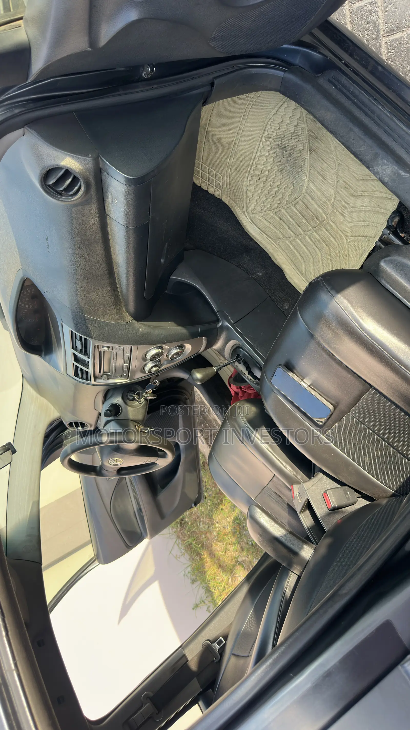 Toyota Yaris Base Sedan 4dr 2010 Gray